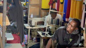 Des couturiers dans un atelier à Petit Lomé.