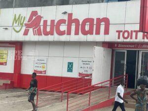 une enseigne Auchan à Yopougon.
